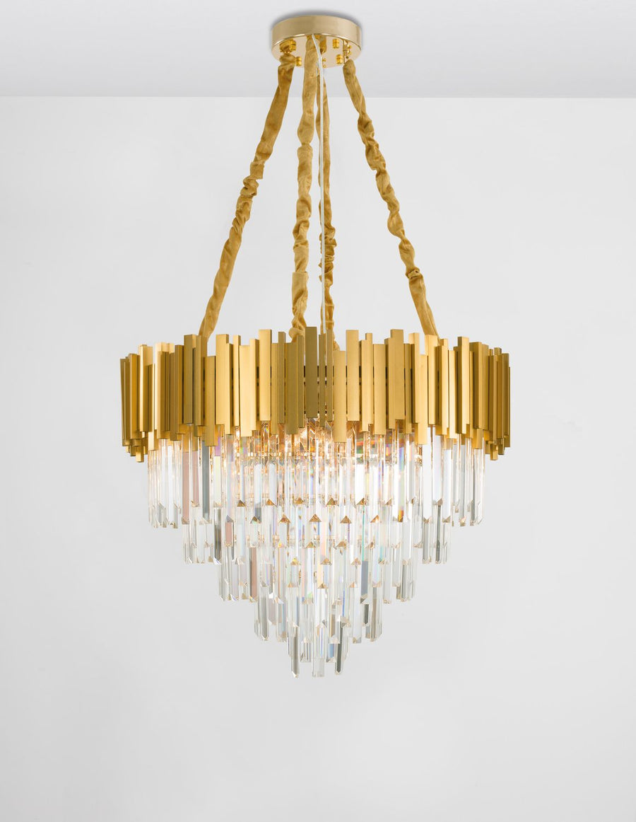 Luminaire doré et cristal vu de face sur fond neutre, mettant en valeur sa silhouette.