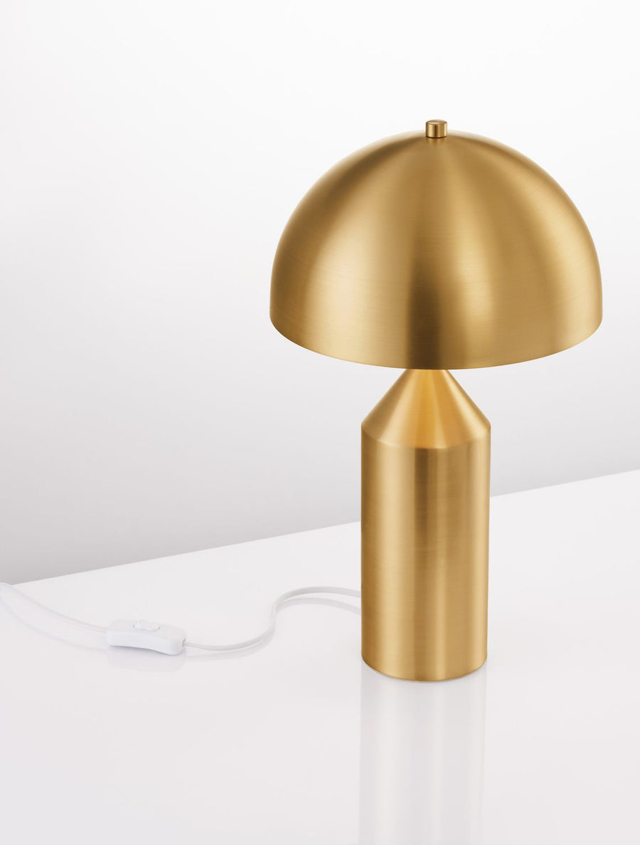 Lampe de trois quarts sur surface blanche, câble d'alimentation apparent