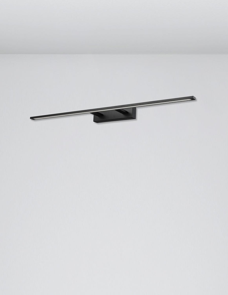 Applique murale noire installée sur un mur blanc, éclairage allumé