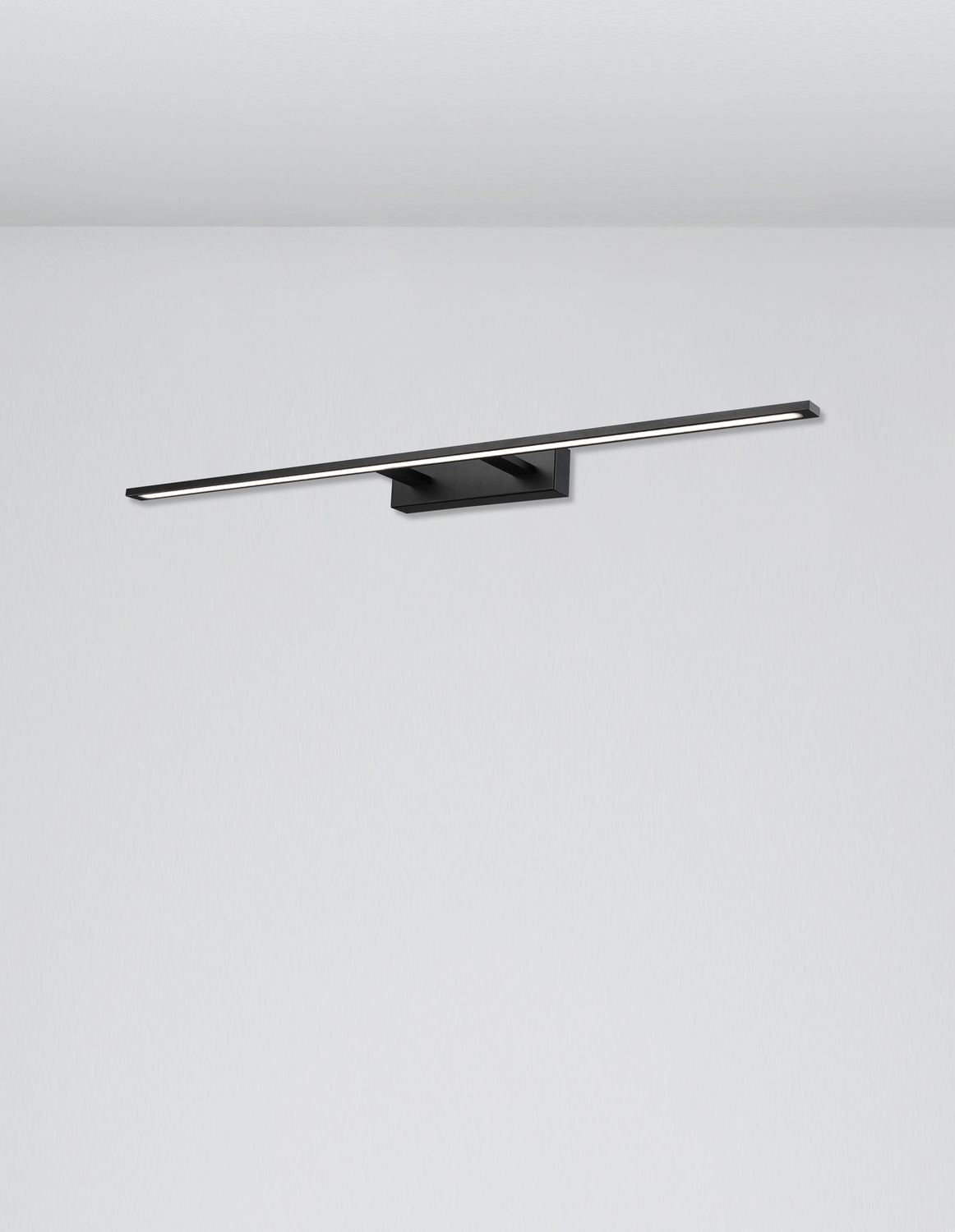 Même applique murale vue de face sur mur blanc, lumière rasante