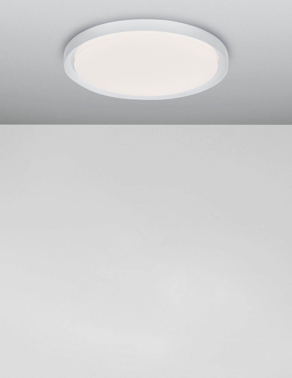 Plafonnier éteint vu de dessous, diffuseur blanc opale et collerette discrète