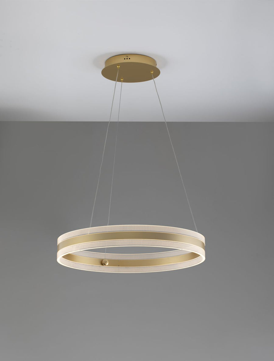 Gros plan de l'anneau allumé, lumière chaude diffusée par le verre strié