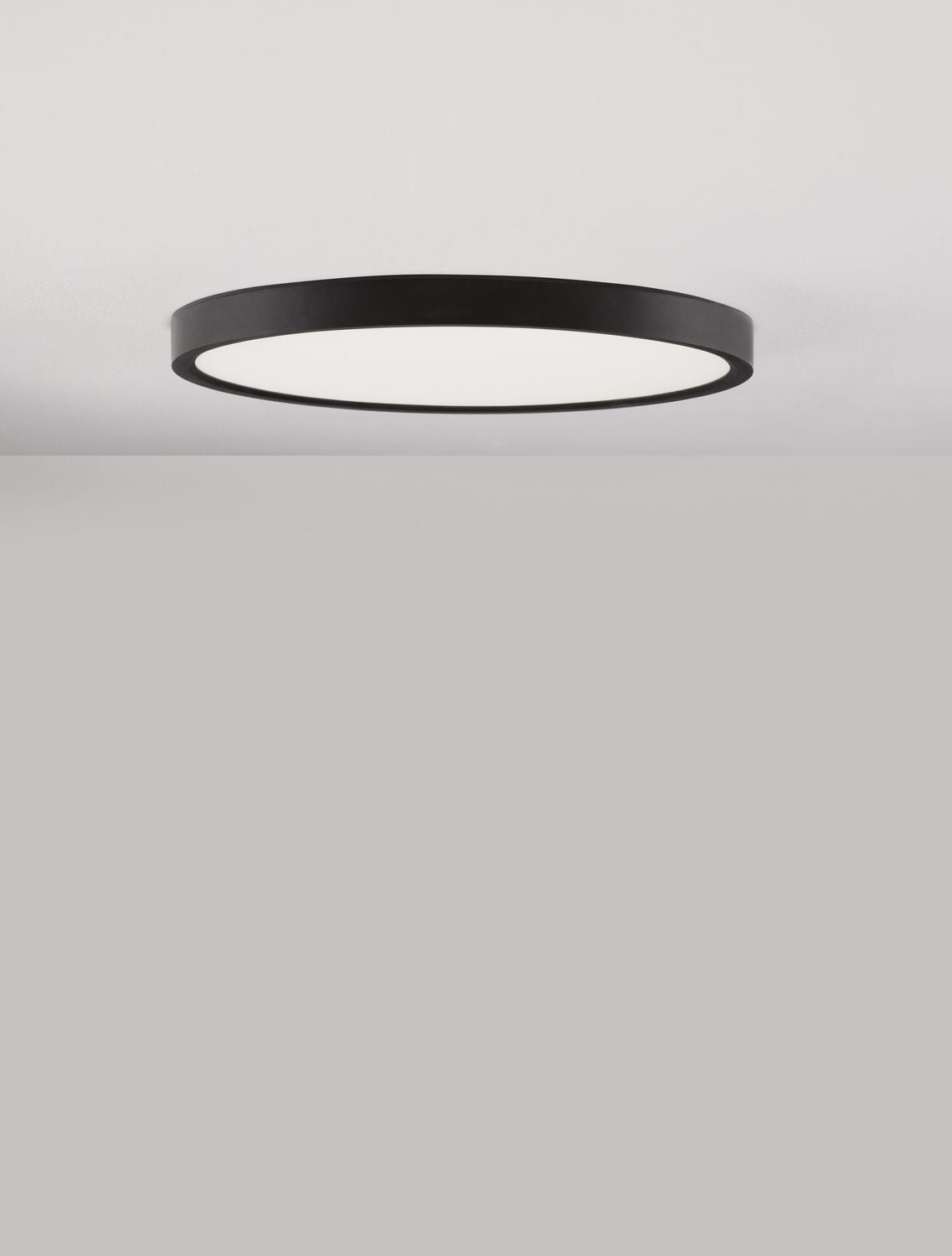 Mise en ambiance du plafonnier allumé, fixé au plafond d'une pièce claire.