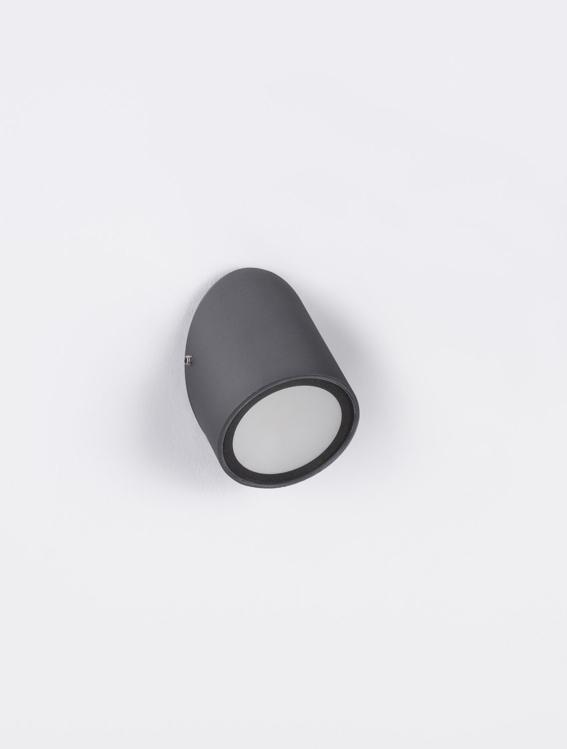 Produit en gros plan sur fond blanc, corps noir et verre dépoli.