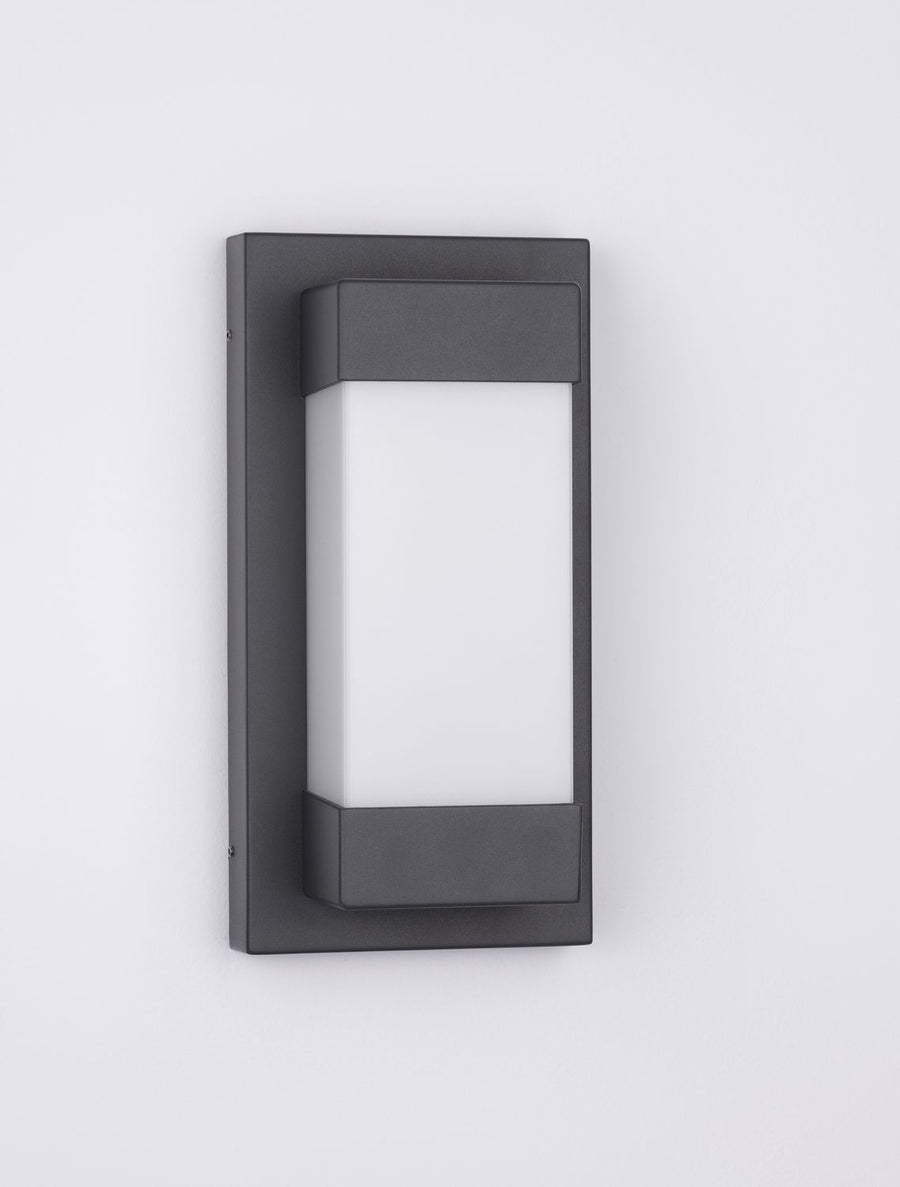 Vue de face sur fond gris, applique noire et diffuseur blanc opalin.