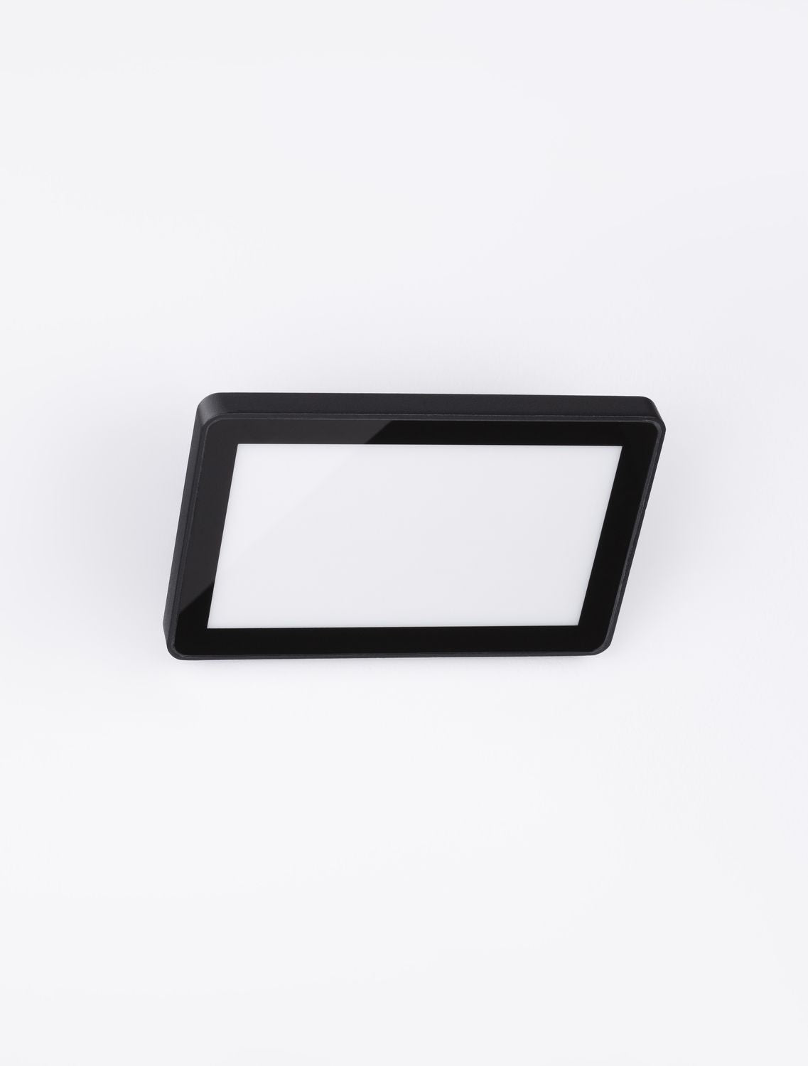 Luminaire présenté de face, légèrement incliné, cadre noir et verre opale