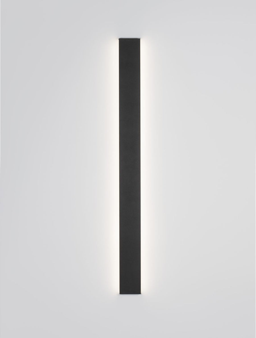 Le bandeau noir allumé projette un halo lumineux blanc le long de ses bords