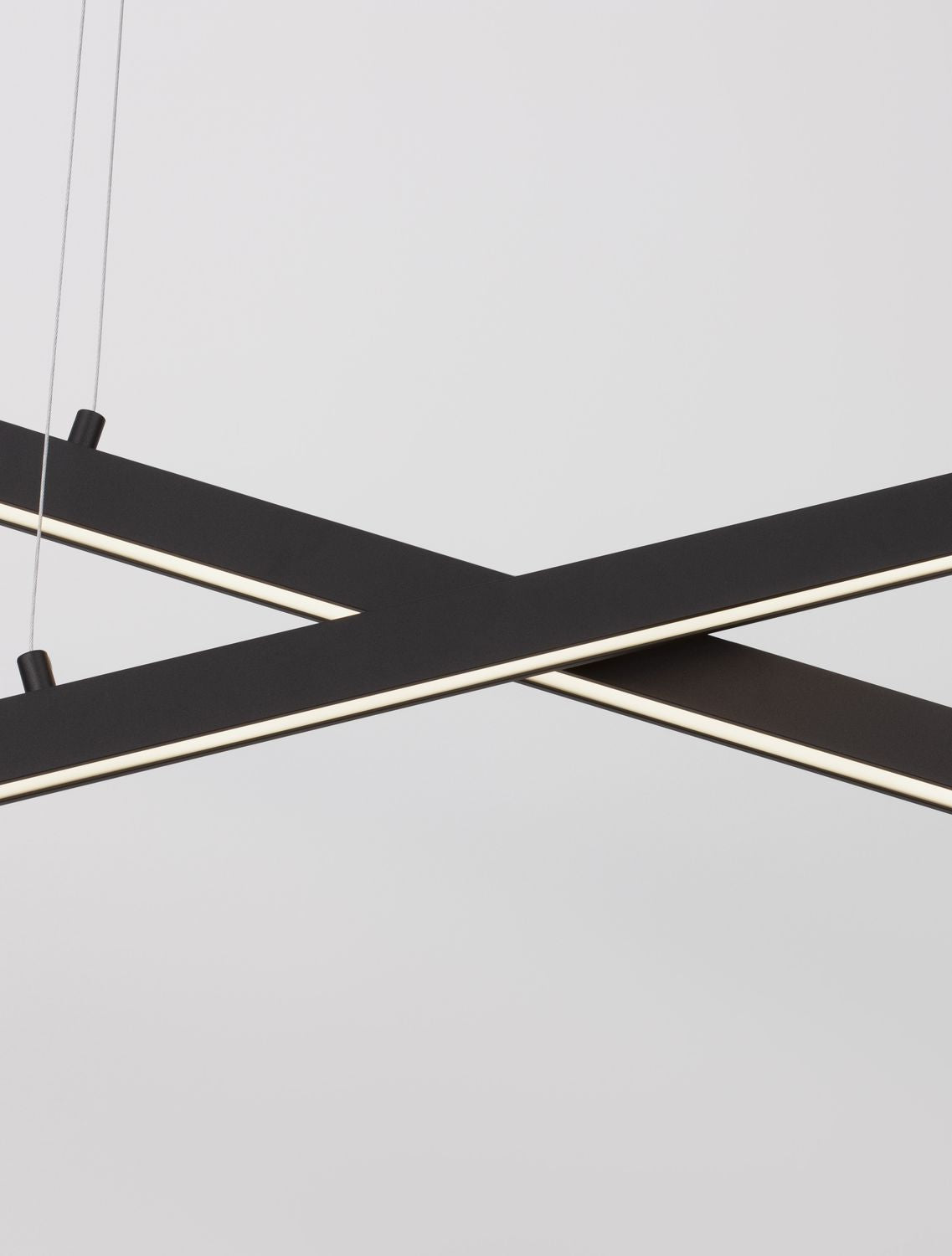 Détail rapproché du croisement des profilés et du ruban LED allumé