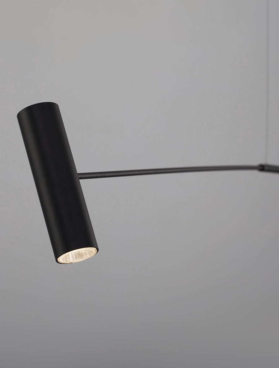 Détail de la tête cylindrique noire orientable, diffuseur allumé au bout du bras