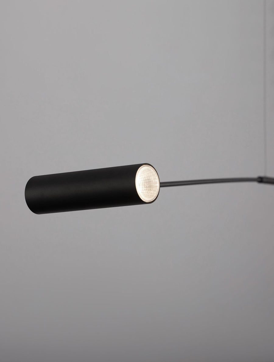 Gros plan du réflecteur et de la LED allumée à l'extrémité du cylindre