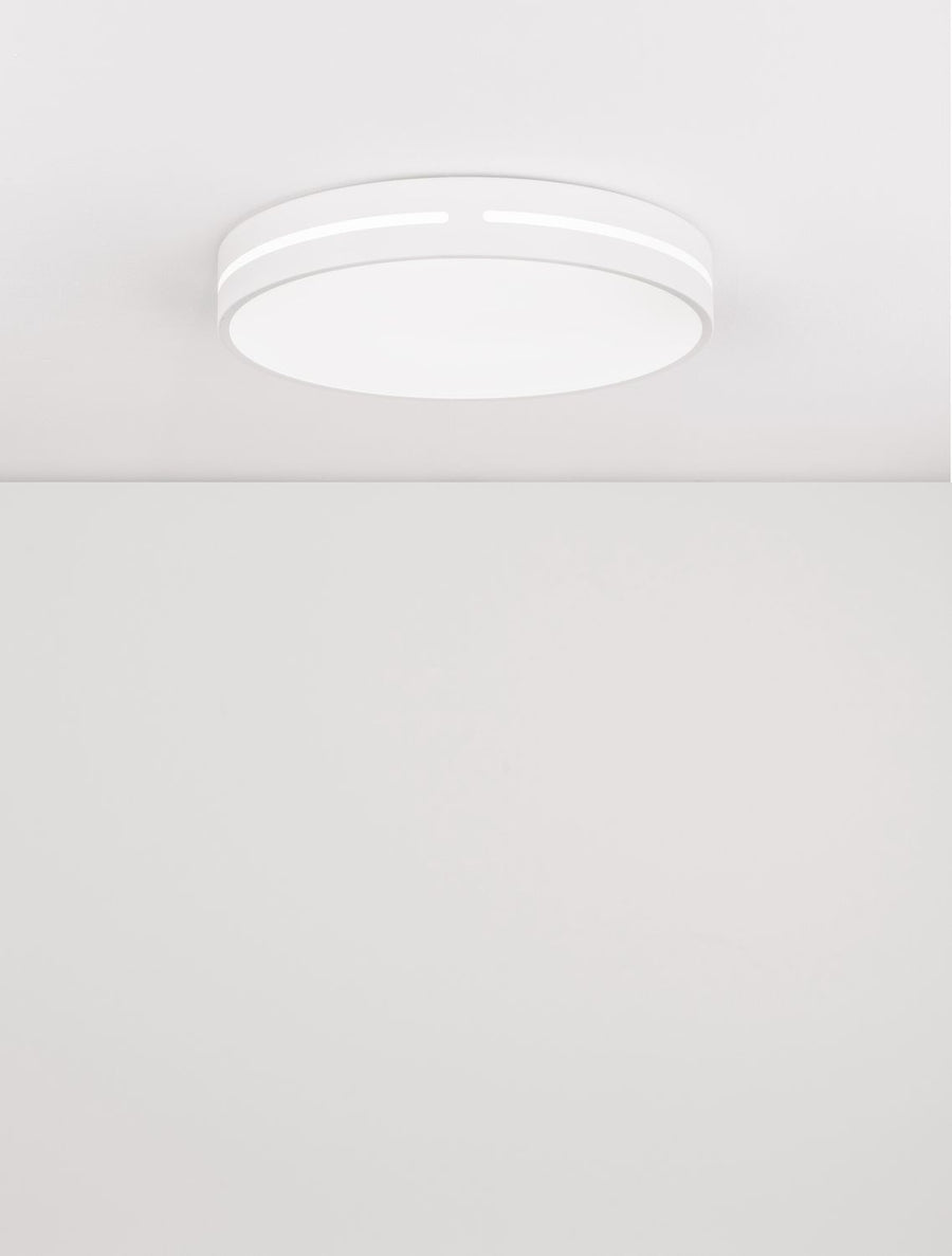 Plafonnier rond blanc posé au plafond, anneau lumineux périphérique allumé