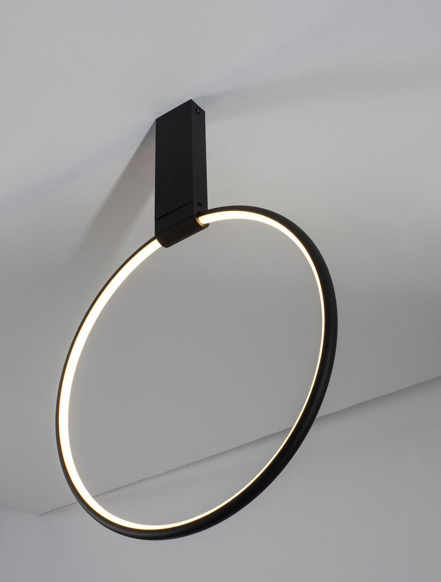 Vue en perspective de l'anneau lumineux fixé au plafond, éclairage allumé