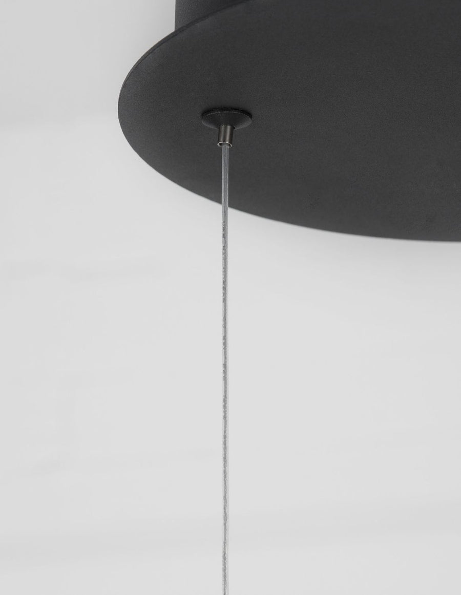 Détail du socle noir fixé au plafond et de son câble de suspension