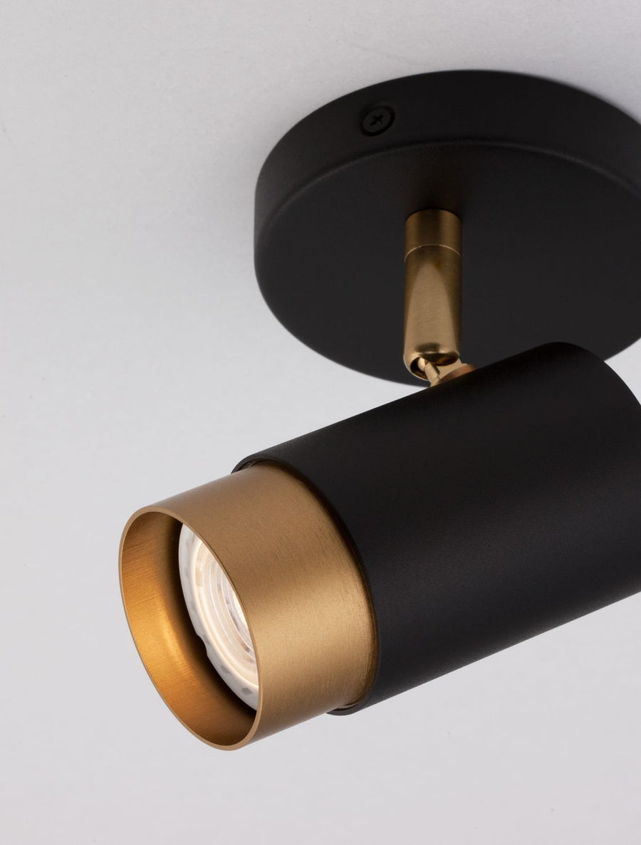 Détail de la collerette dorée brossée et de la lentille LED