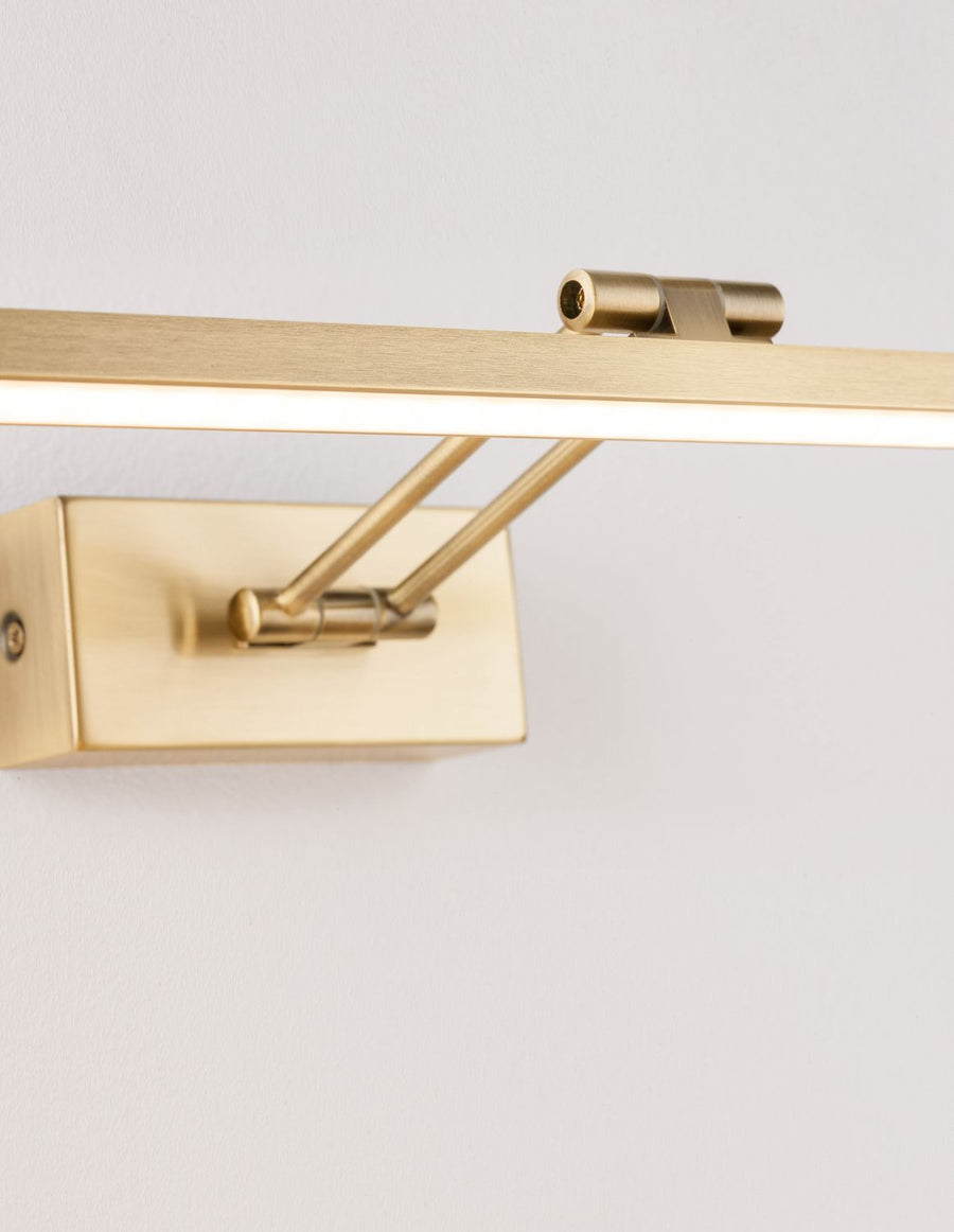 Détail du pivot supérieur et de la barre LED éclairée en laiton