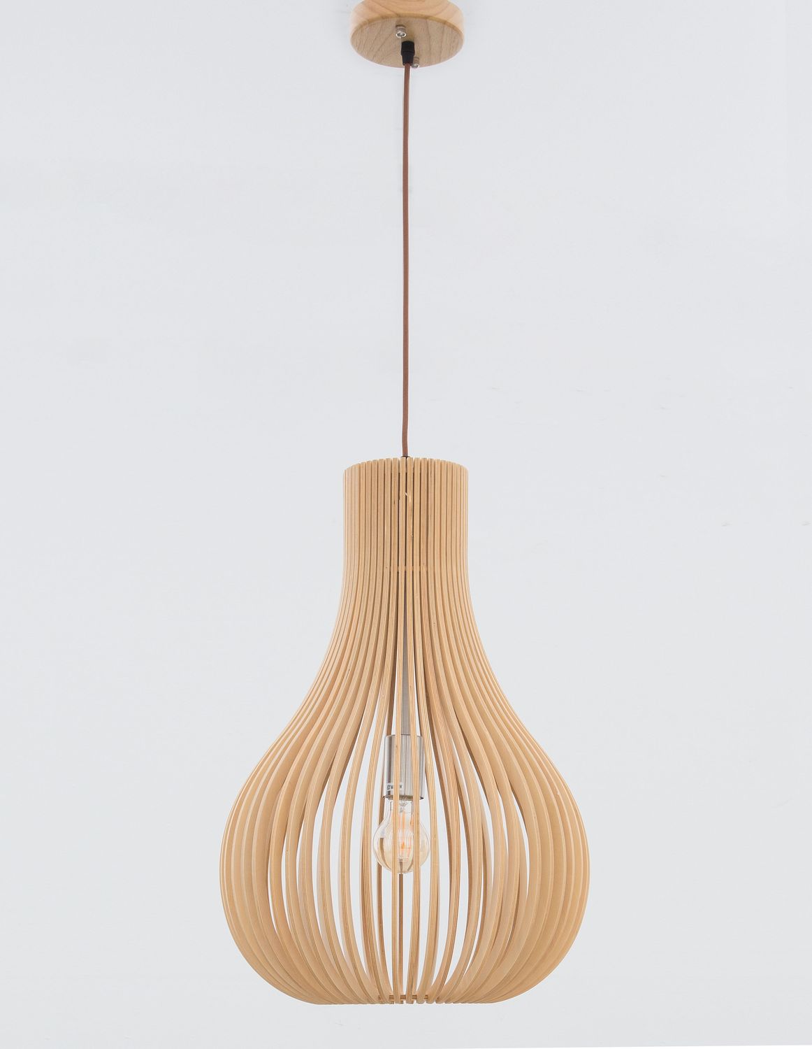 Luminaire présenté seul sur fond gris, lamelles de bois cintrées