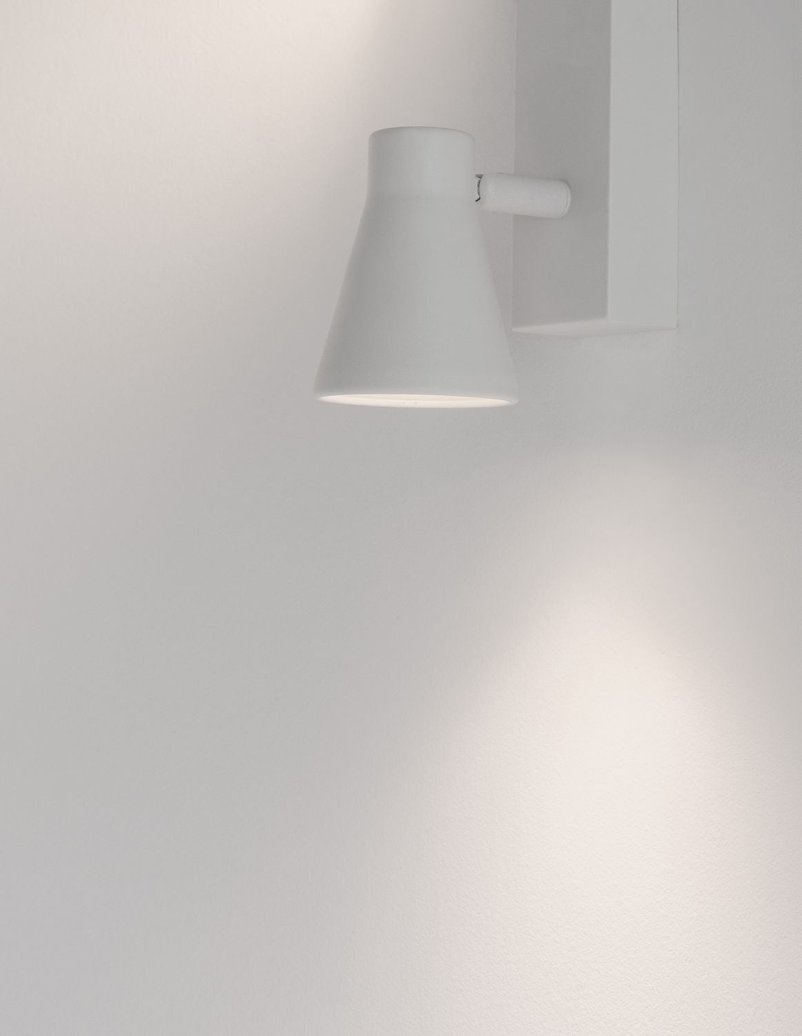 Mise en ambiance du spot blanc allumé éclairant un mur.
