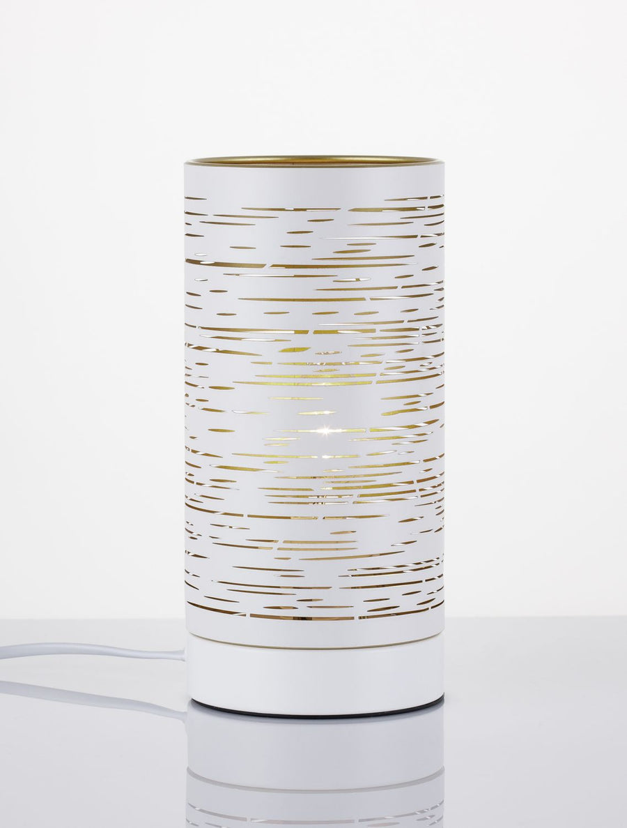 Détail du motif ajouré doré laissant passer la lumière allumée