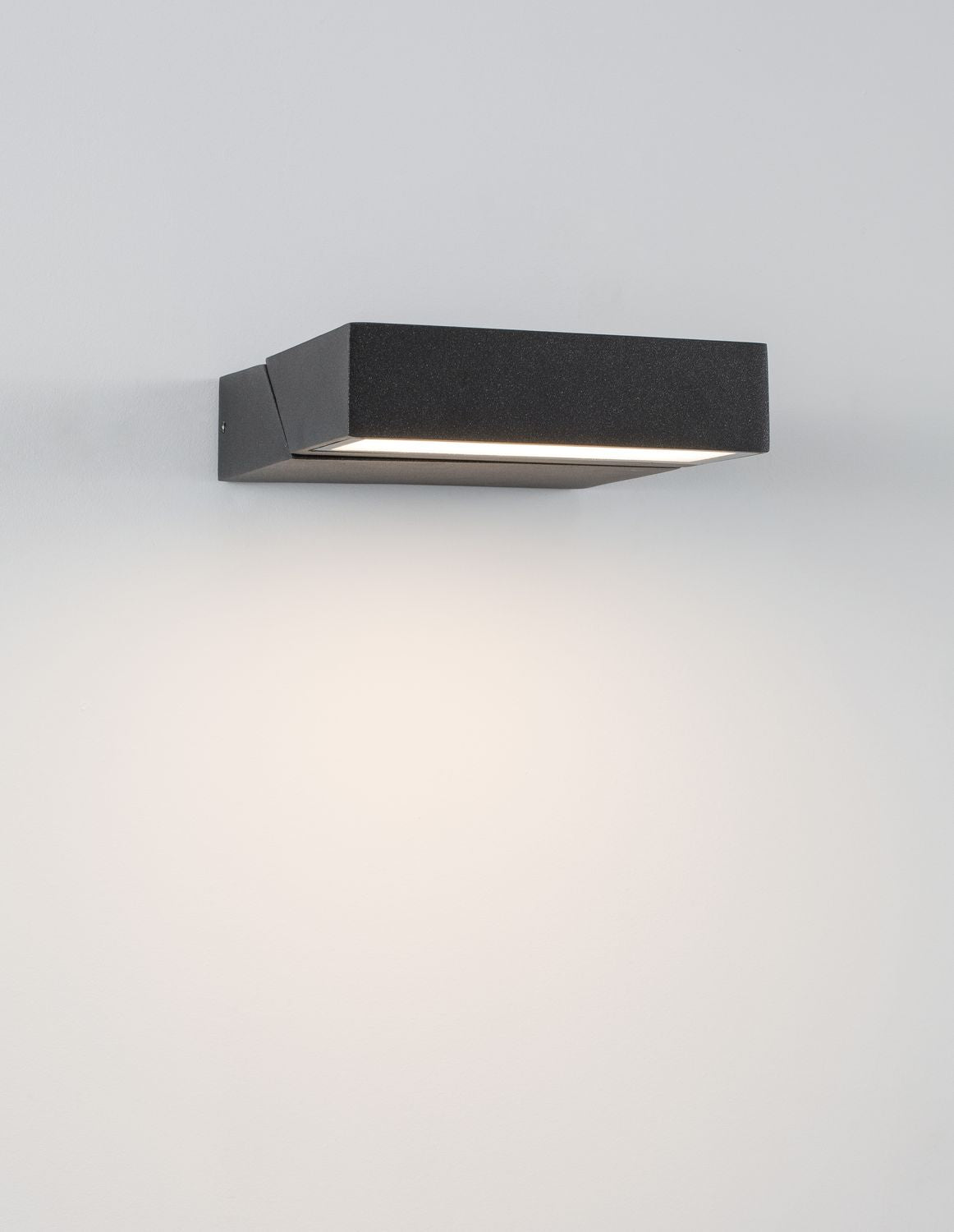 Détail en contre-plongée du boîtier anthracite et de sa source LED allumée