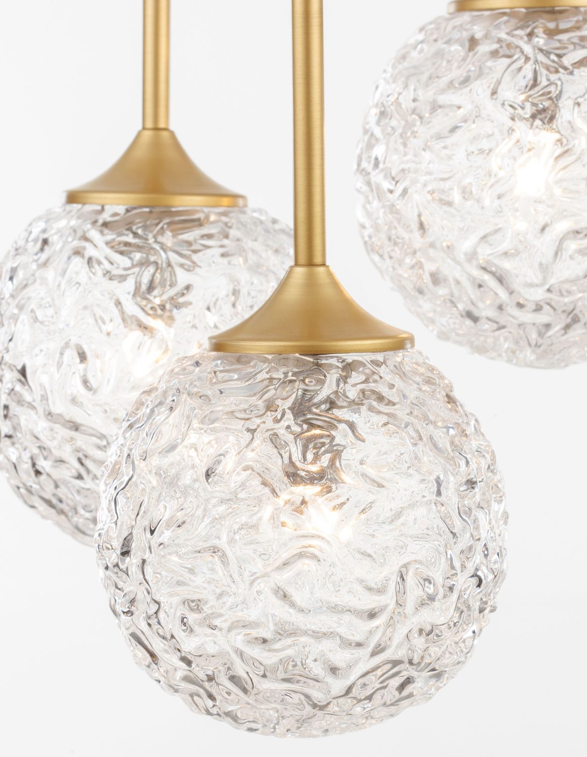 Détail rapproché des globes allumés diffusant une lumière chaude
