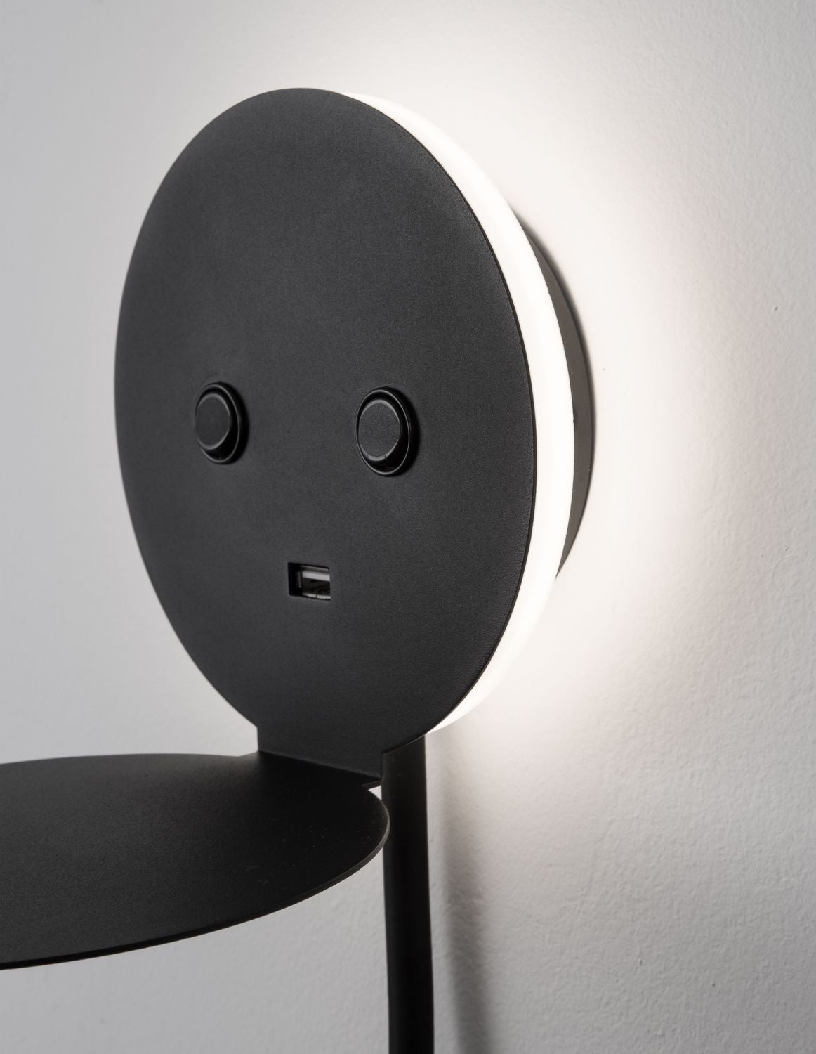 Gros plan de profil montrant boutons, port USB et ruban LED périphérique