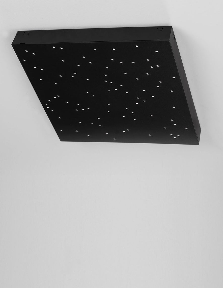 Plafonnier noir fixé au plafond blanc, éteint, montrant sa forme carrée et plate.