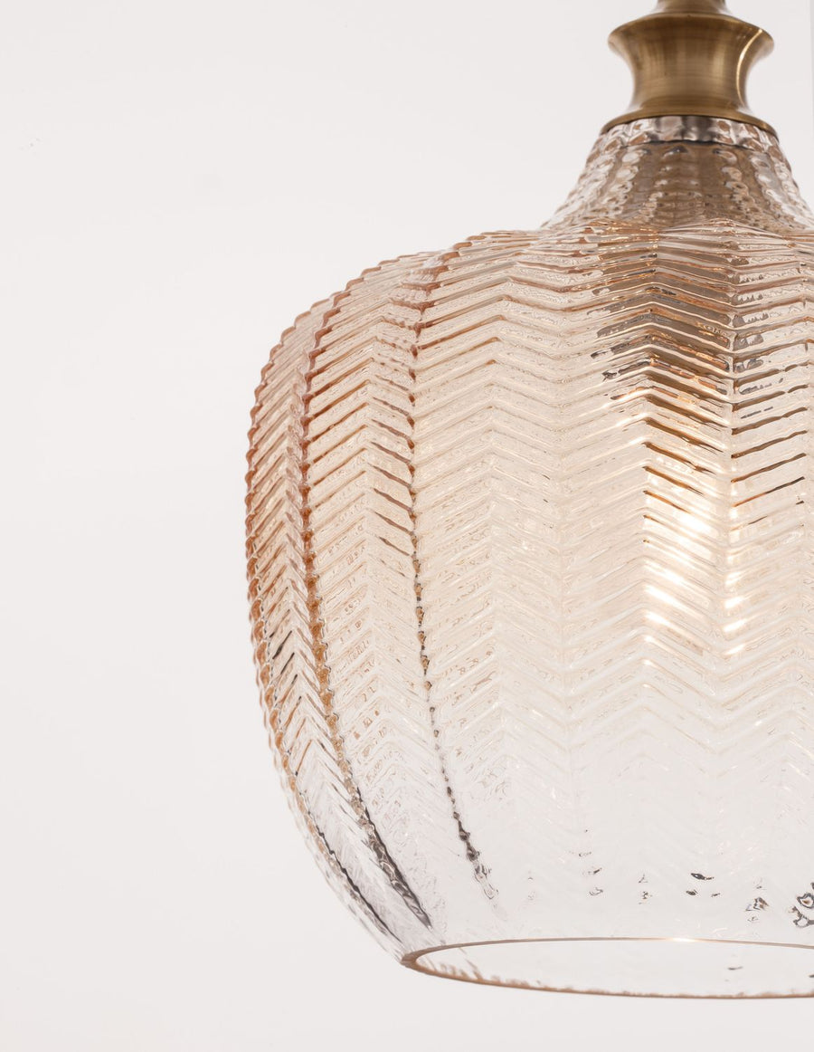 Gros plan sur le verre texturé en chevrons et la bague dorée supérieure
