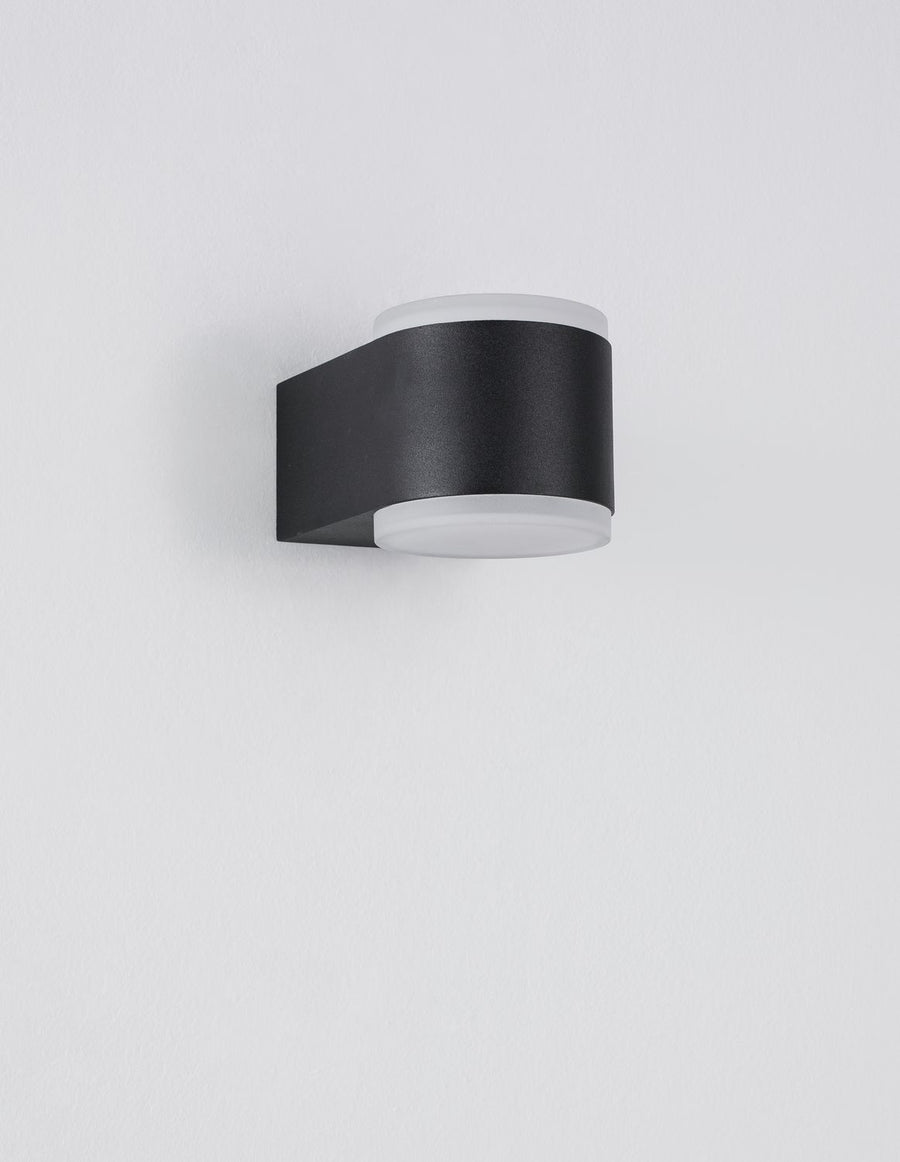Vue frontale de l'applique éteinte, corps noir et diffuseurs opalescents