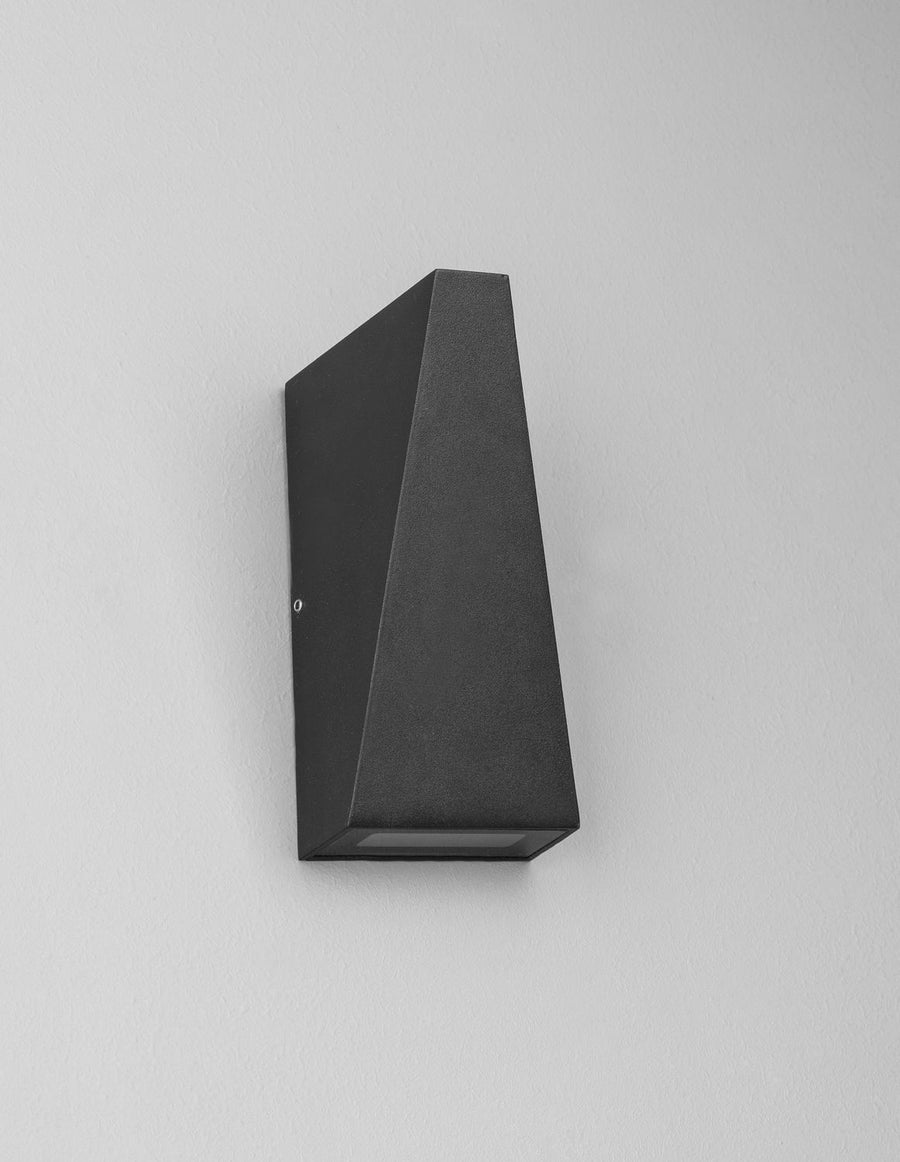 Applique extérieure noire fixée au mur, profil biseauté et diffuseur inférieur