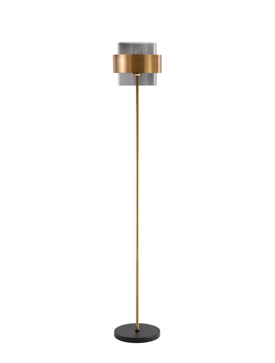 Vue de face du lampadaire doré éteint sur fond blanc neutre