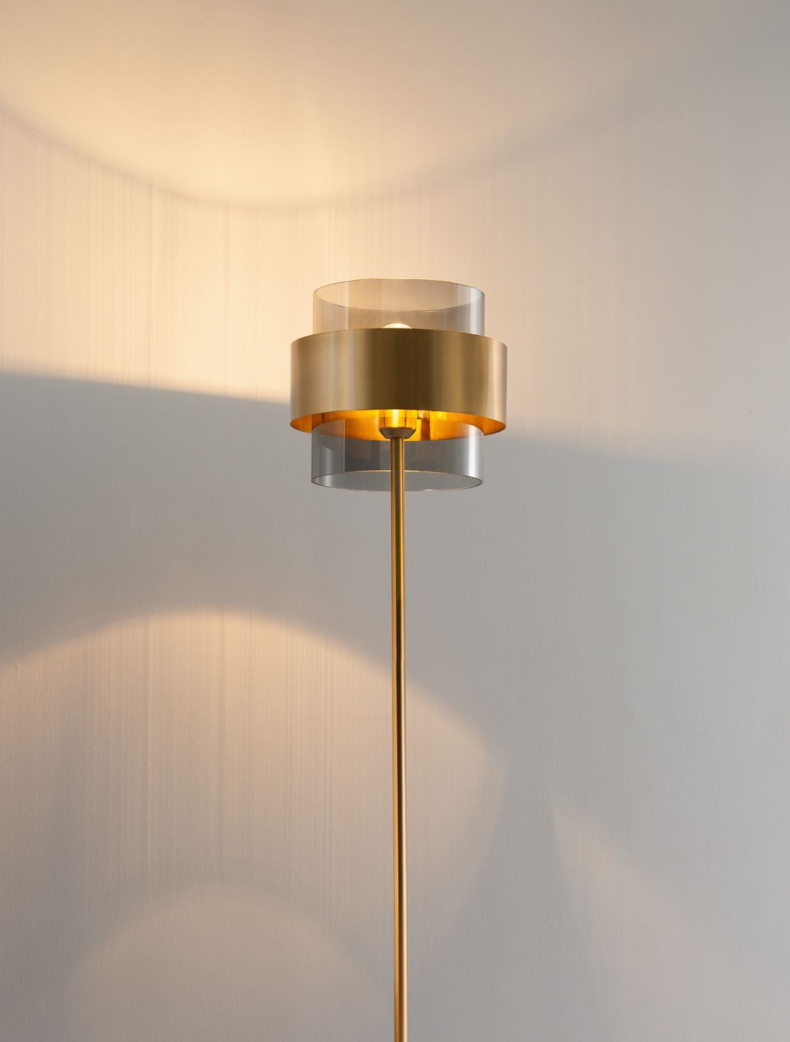 Mise en ambiance : halo de lumière chaude projeté sur le mur