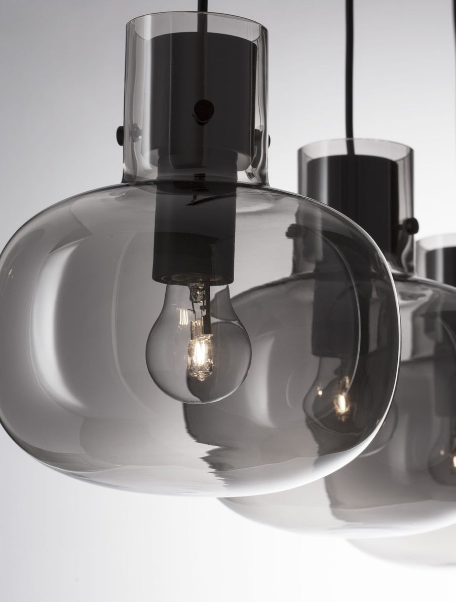 Détail rapproché d'un globe éclairé, transparence et reflets du verre gris