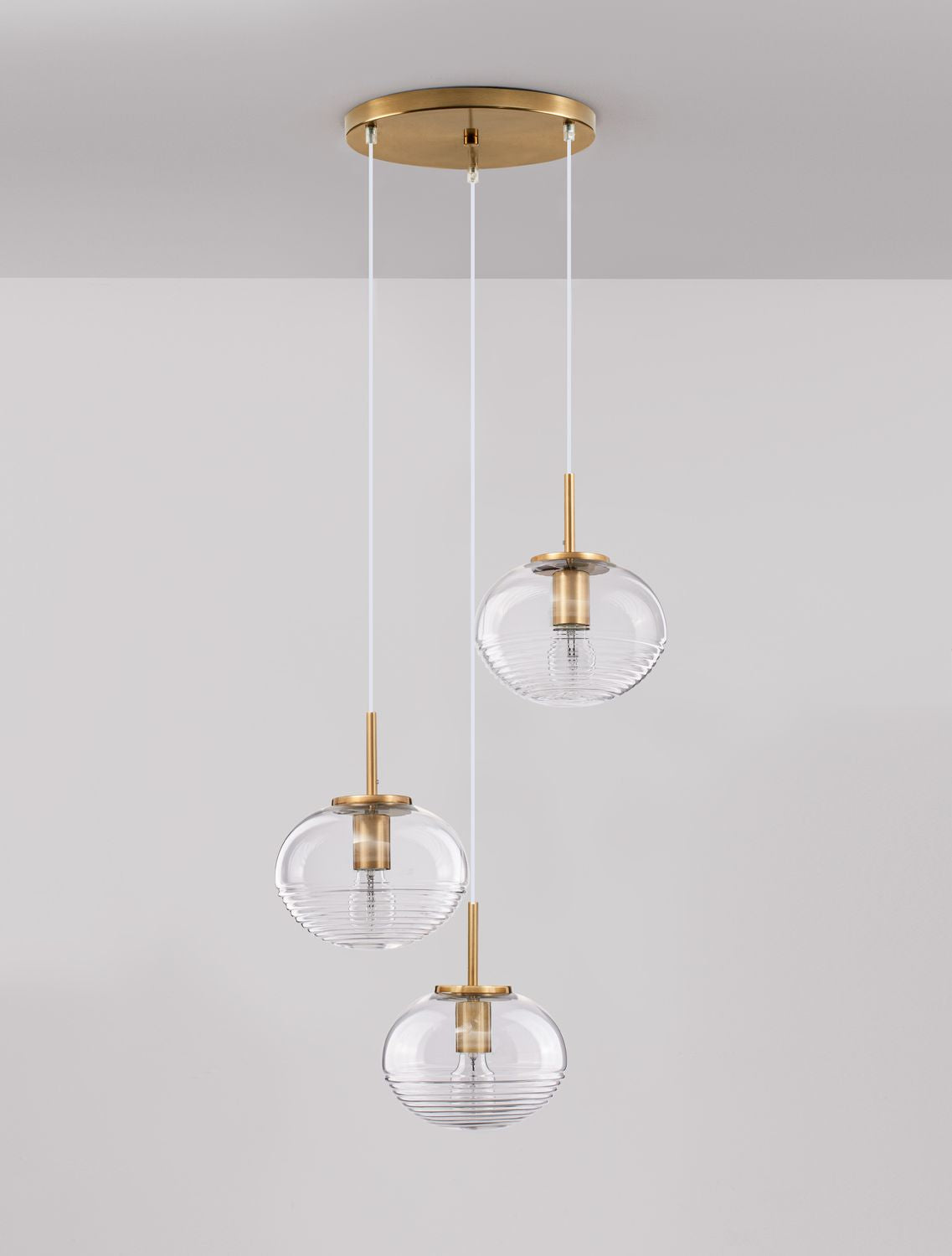 Suspension Maeve 3 lumières dorée, verre