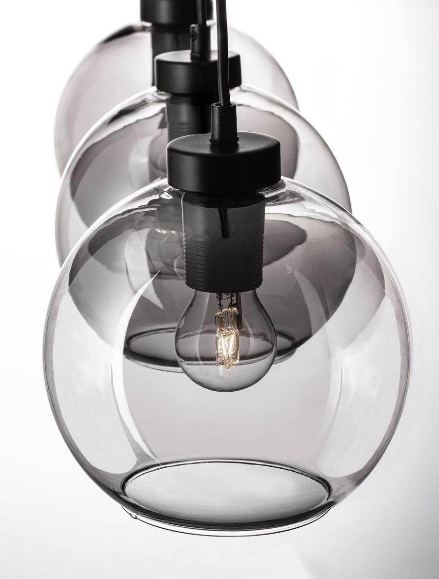 Détail rapproché d'un globe en verre et de sa douille noire