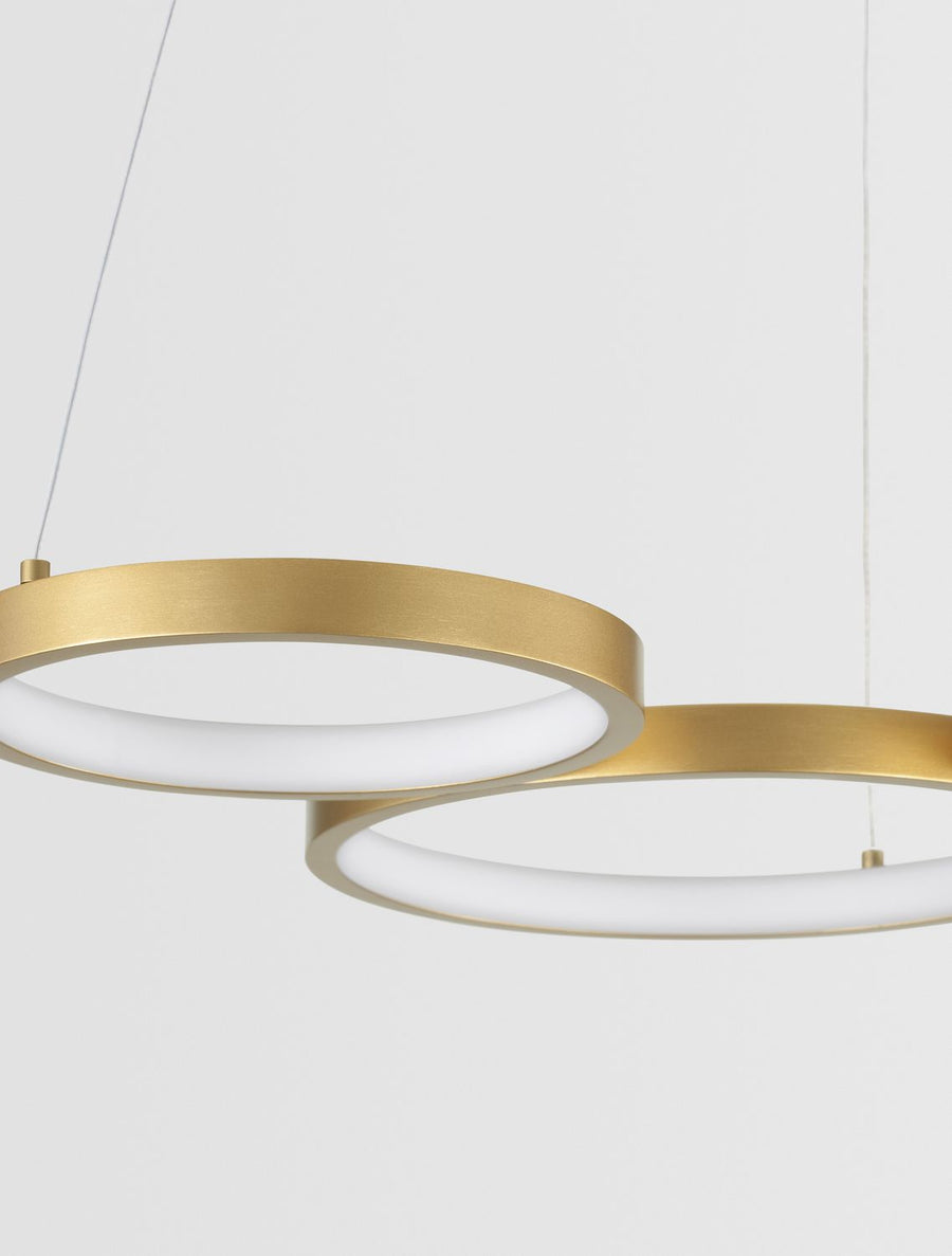 Détail rapproché de deux anneaux laiton avec diffuseur blanc lumineux