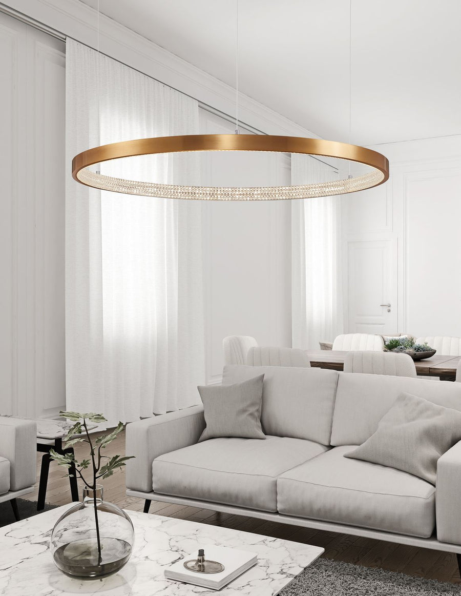 Suspension anneau doré installée au-dessus d'un salon contemporain très lumineux