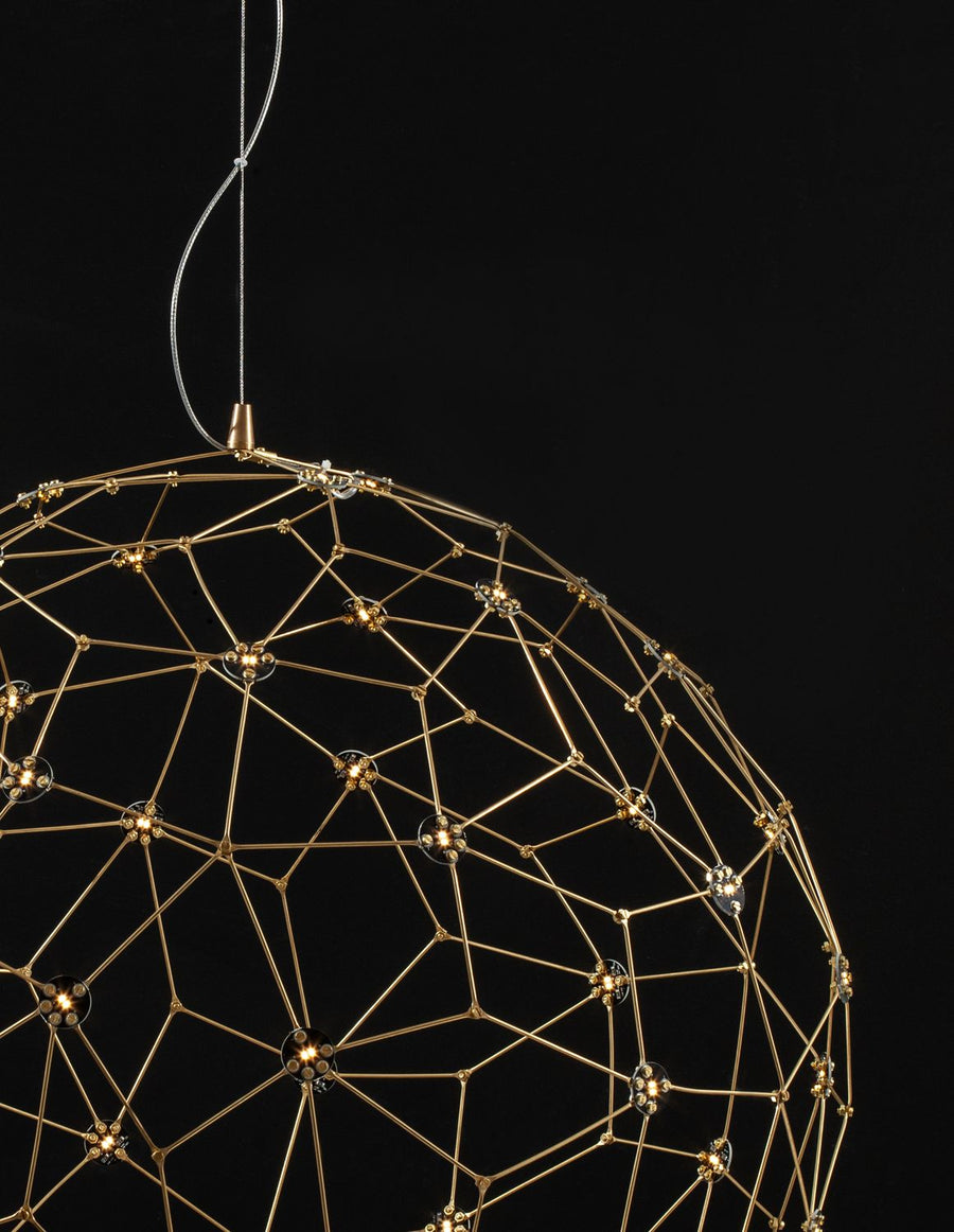 Détail de la demi-sphère allumée sur fond noir, points lumineux scintillants