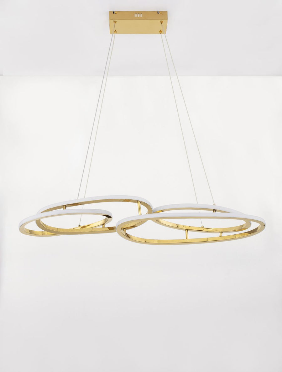 Vue d'ensemble sur fond blanc montrant le luminaire doré et ses anneaux ovales superposés.