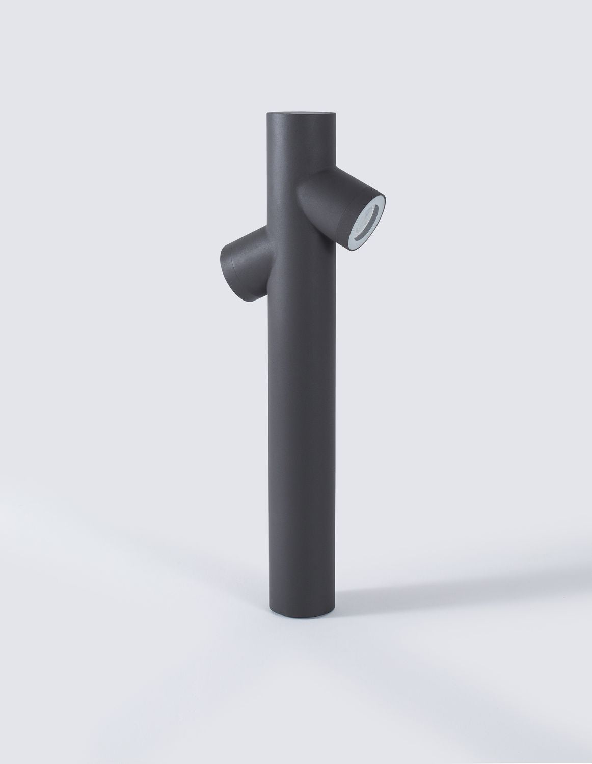 Vue de face du luminaire cylindrique gris anthracite sur fond clair