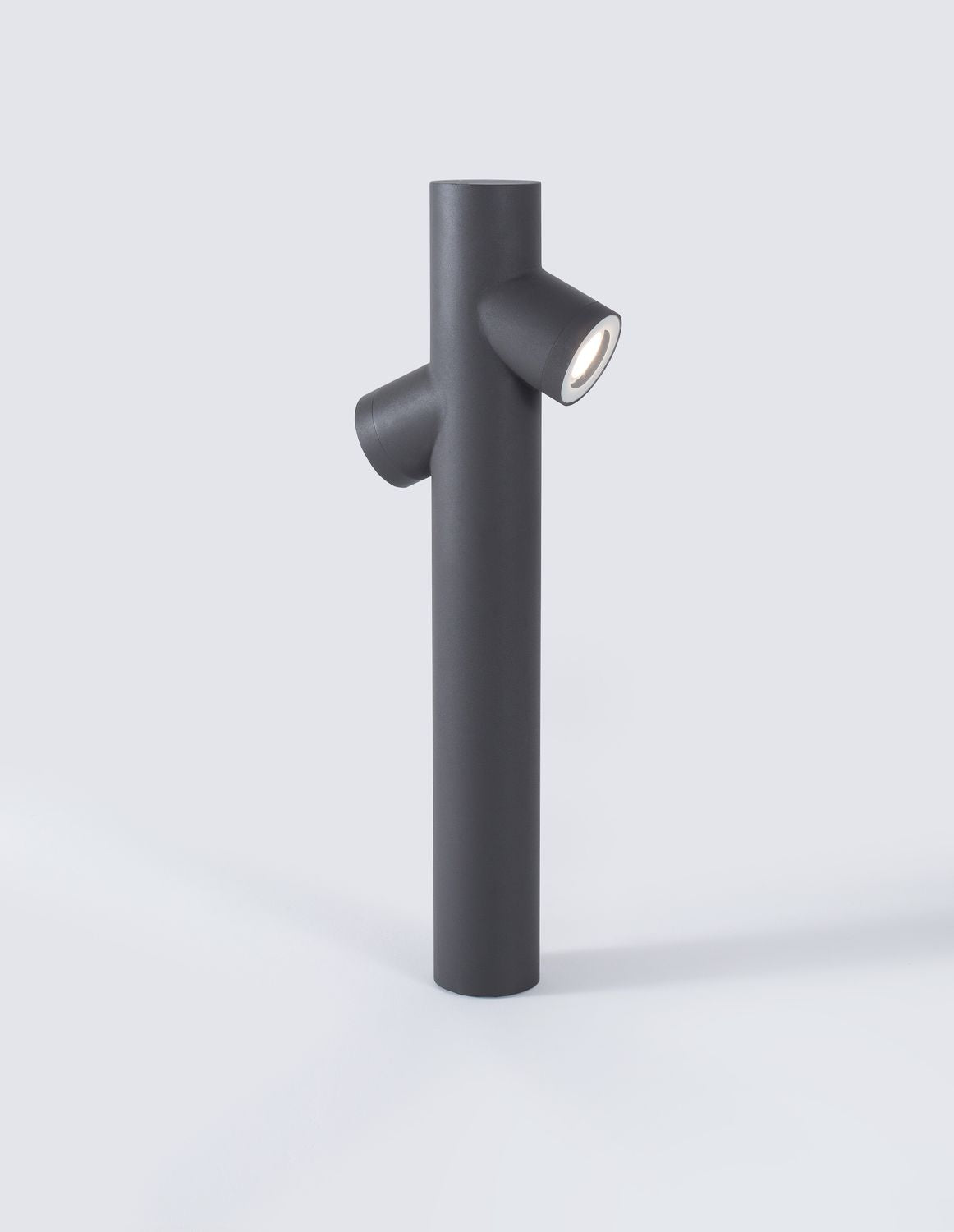 Vue de trois quarts montrant les deux têtes orientables du projecteur
