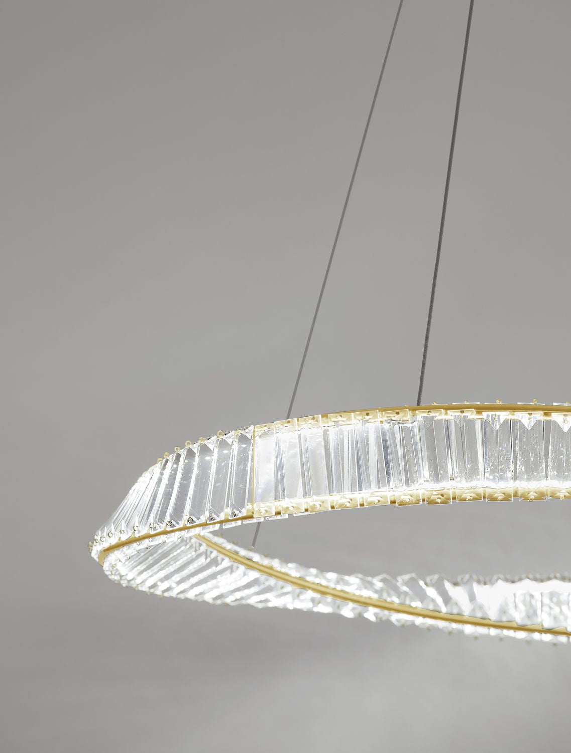 Détail rapproché de la finition, prismes de cristal et diodes lumineuses