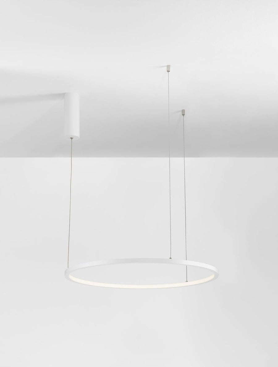 Vue rapprochée de l'anneau éclairé, dessous du luminaire et câbles fins