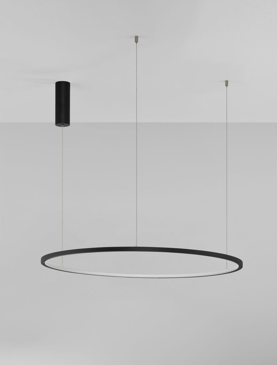 Produit isolé sur fond gris, trois câbles fins et bloc cylindrique noir