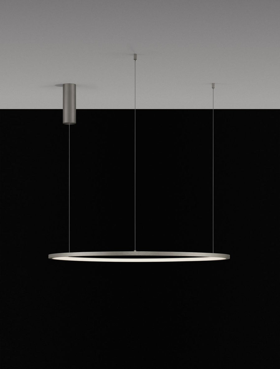 Vue de face du luminaire suspendu avec son grand anneau argenté et ses câbles