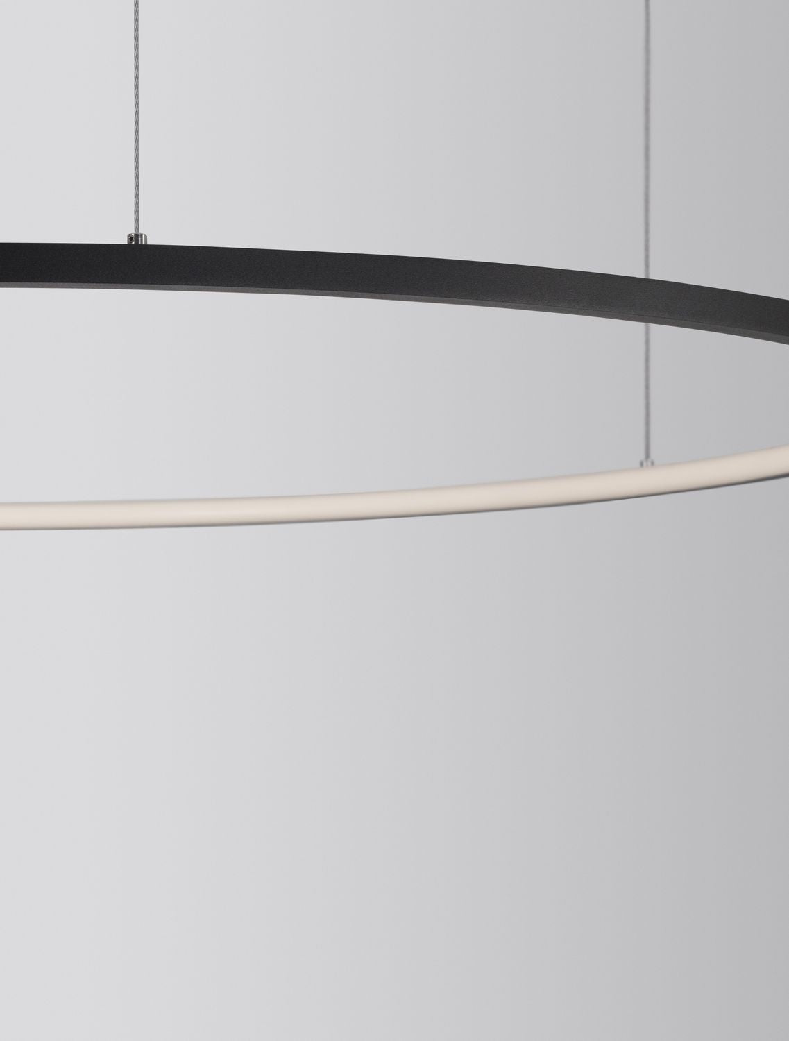 Détail rapproché du profil de l'anneau, extérieur noir et bandeau blanc