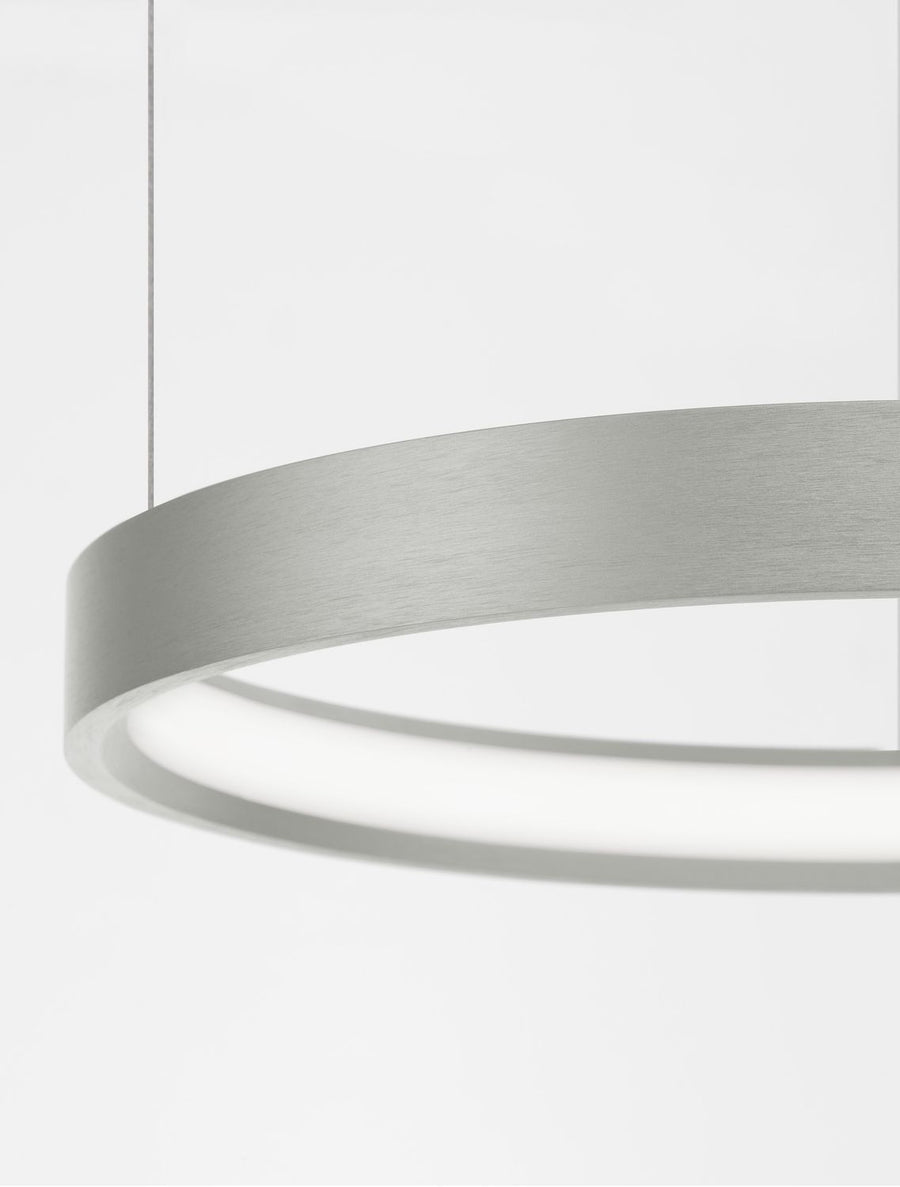Détail du bord de l'anneau en aluminium brossé et diffuseur blanc