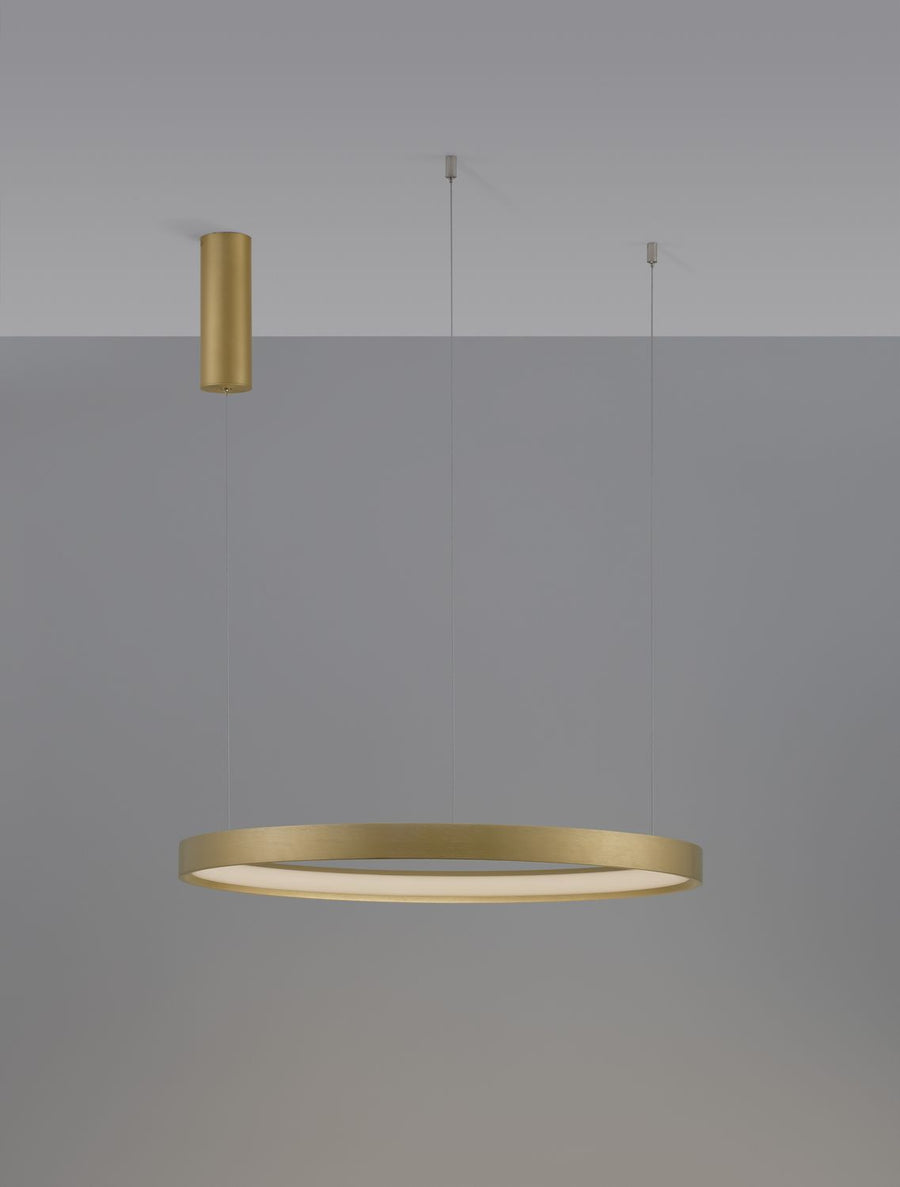Anneau doré allumé, lumière chaude diffusée vers le bas sur fond gris.