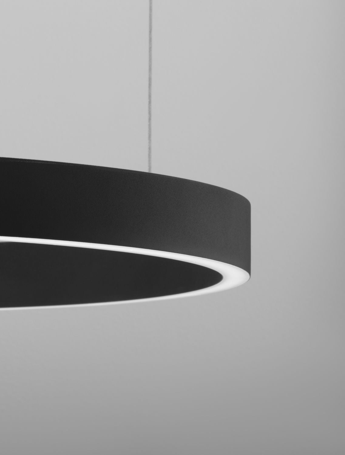 Vue rapprochée du bandeau circulaire noir avec son diffuseur LED blanc lumineux