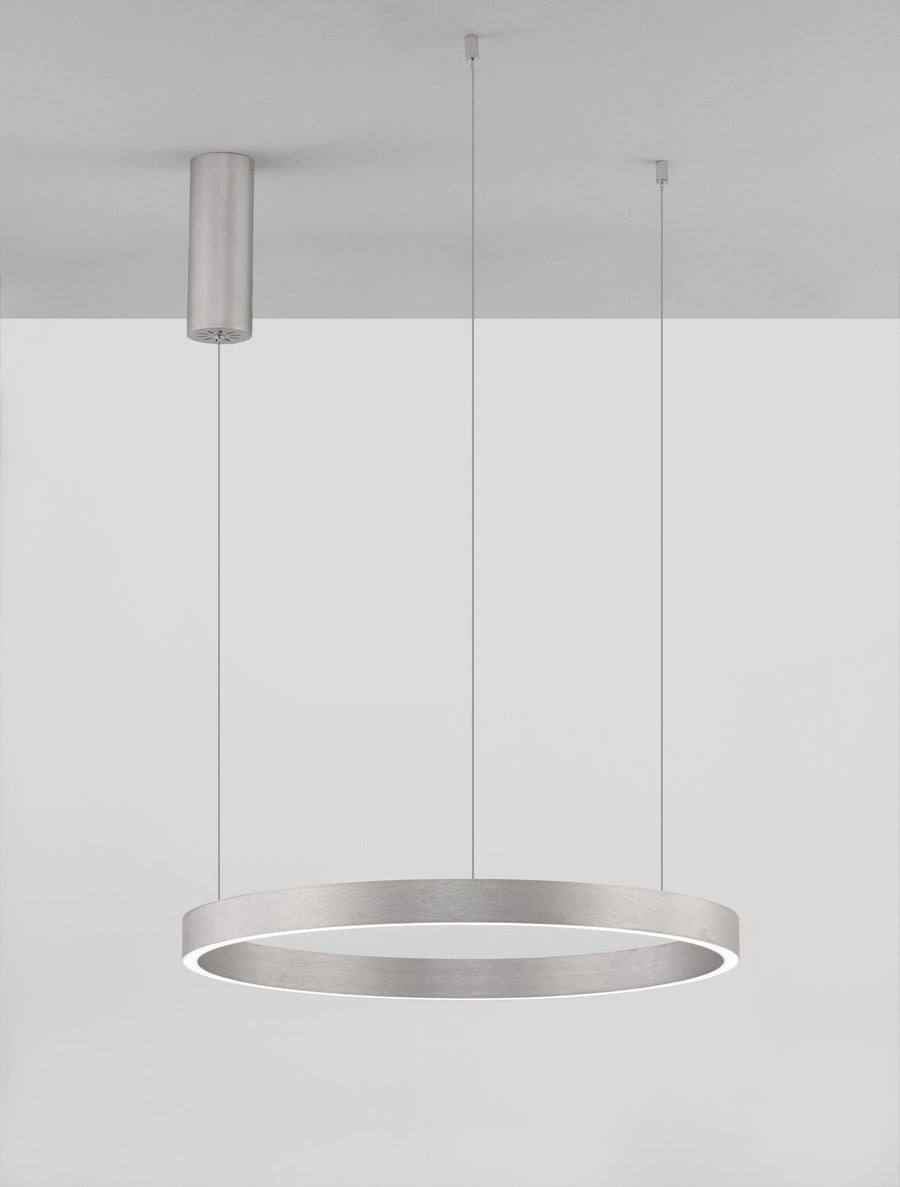 Suspension annulaire argentée vue de face, trois câbles fins, plafond gris