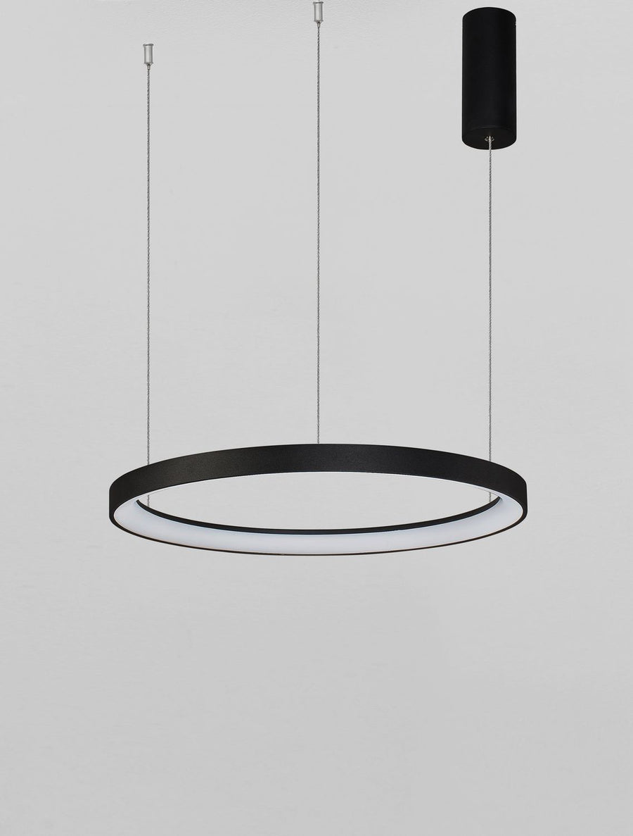 Second angle du luminaire allumé montrant l'anneau et son éclairage blanc
